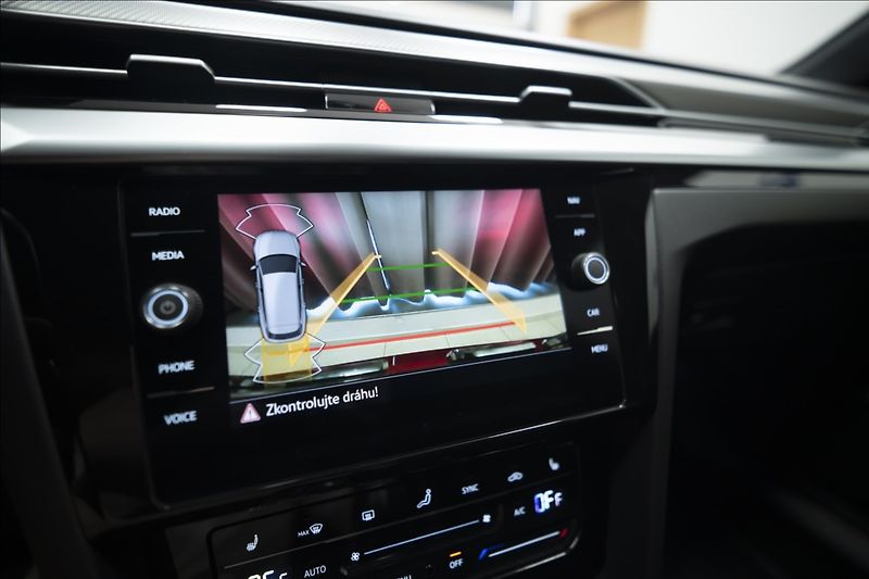 Volkswagen Arteon 2,0 TDI DSG R-LINE 1. MAJ ČR - fotka 25 z 36