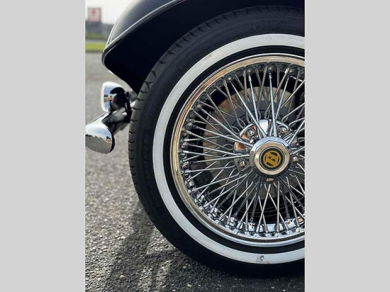 Gordon Roadster je český zakázkový retro a sportovní automobil. Jedná se o velice elegantní vůz se skládací střechou. Výrobce staví tyto vozy na zakázku.