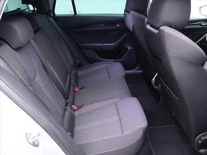 Škoda Octavia 2,0 TDI 110kW DSG Style - fotka 14 z 39