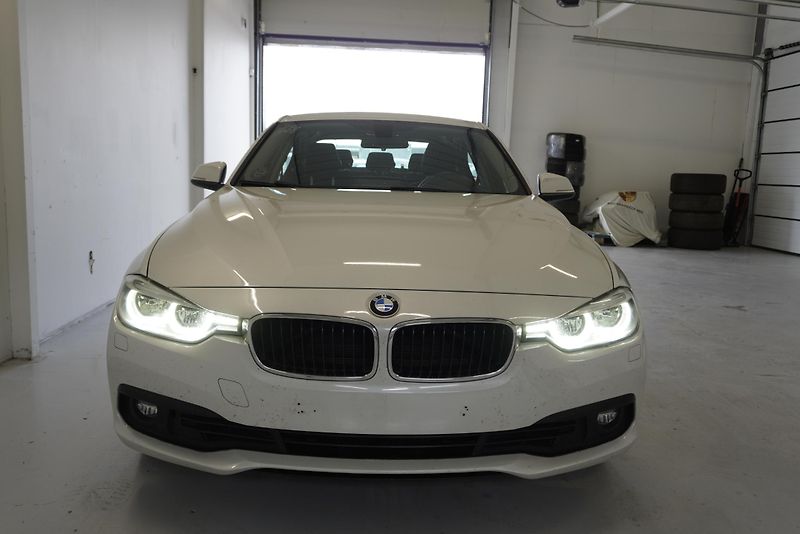 BMW Řada 3 320i 135kW AUTOMAT - fotka 2 z 27