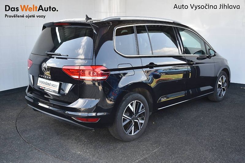 Volkswagen Touran (2022) 1.5TSI 110kW DSG, LED, 7 míst - fotka 2 z 28