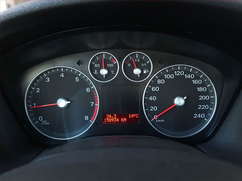 Ford Focus (2008) 1.6 16V, po STK, rezervace - fotka 11 z 16