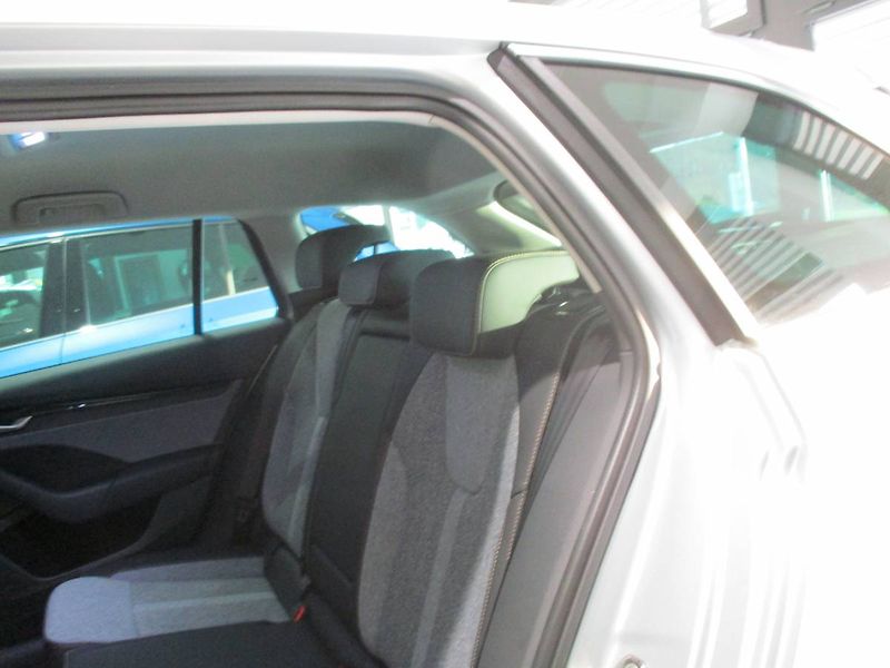 Škoda Octavia Combi Top Selection 2,0 TDI/11 - fotka 15 z 18