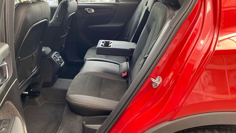 Volvo XC40 PLUS DARK, B4 AWD, 145+10 kW / - fotka 8 z 38