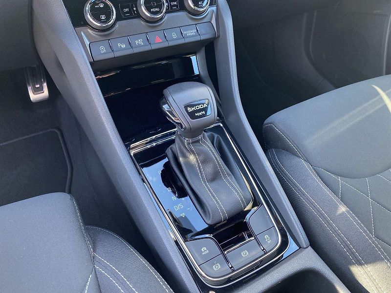 Škoda Karoq (2025) 2.0 TDI 4x4 DSG Sportline - fotka 28 z 38