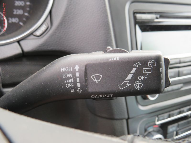 Volkswagen Golf (2011) 1.6 TDi, Panor, výhřev sed - fotka 19 z 19