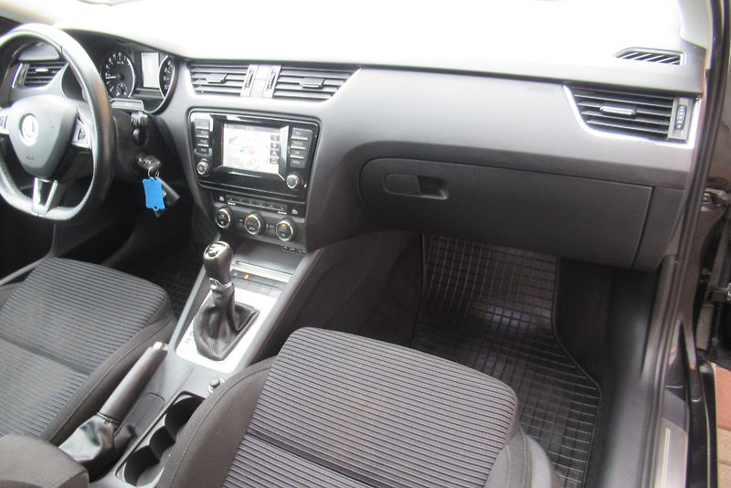 Škoda Octavia 2.0 TDI DSG NAVIGACE XENONY - fotka 23 z 27
