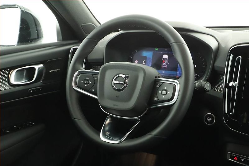Volvo XC40 (2023) B3 - fotka 8 z 18
