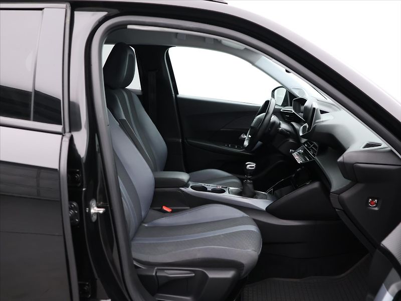 Peugeot 2008 1,2 PT 130k CZ Allure LED - fotka 11 z 25