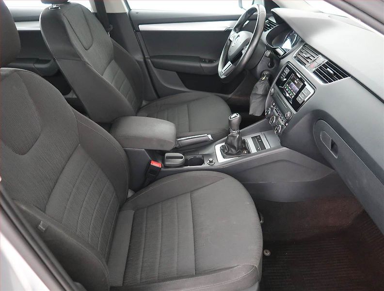 Škoda Octavia (2016) Elegance 2.0 TDI, Xenony - fotka 9 z 19