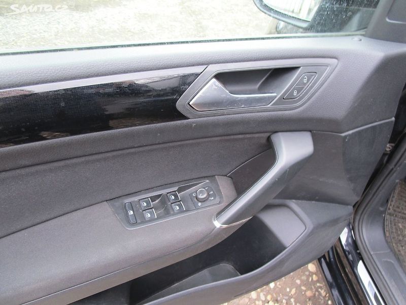 Volkswagen Touran 1,2TSI-81KW-NOVÁ STK+OLEJ - fotka 19 z 31