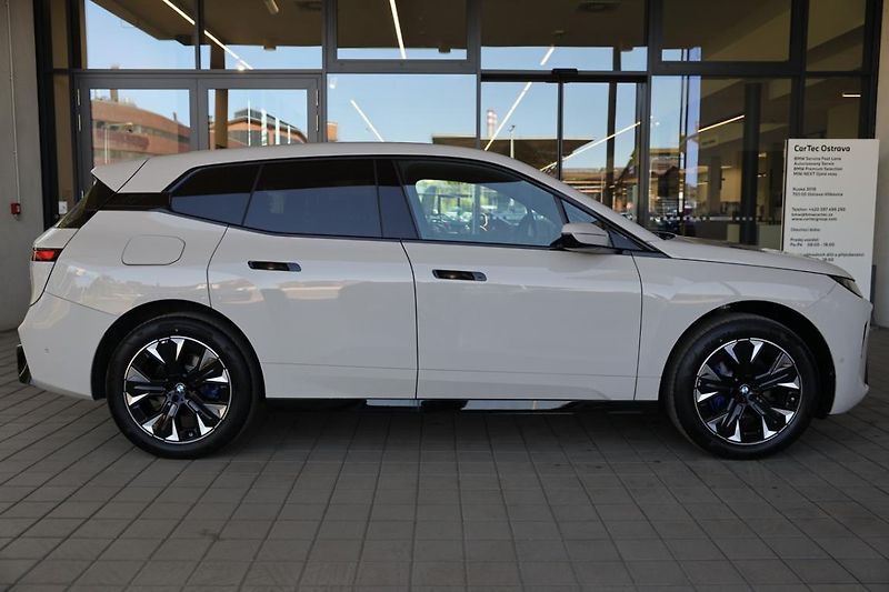 BMW iX xDrive45 - fotka 4 z 17