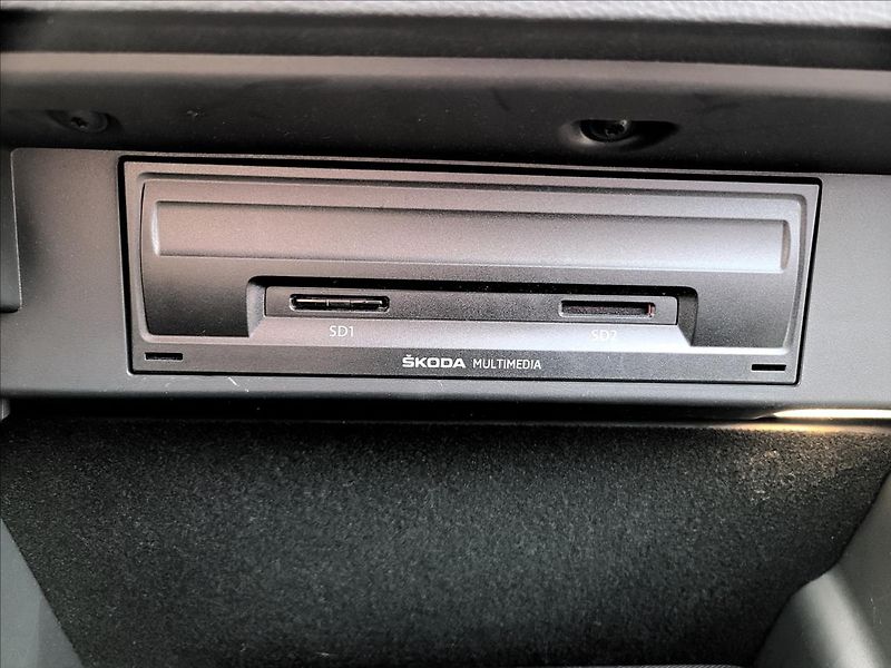 Škoda Karoq 1,6 tdi,navi,výhřev,klima,alu - fotka 37 z 50