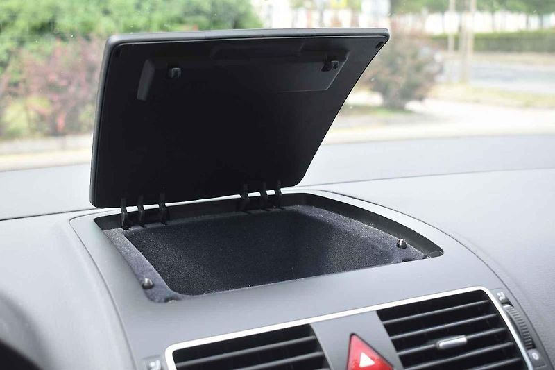 Volkswagen Touran působí usedle, ale je to dobrý rodinný společník