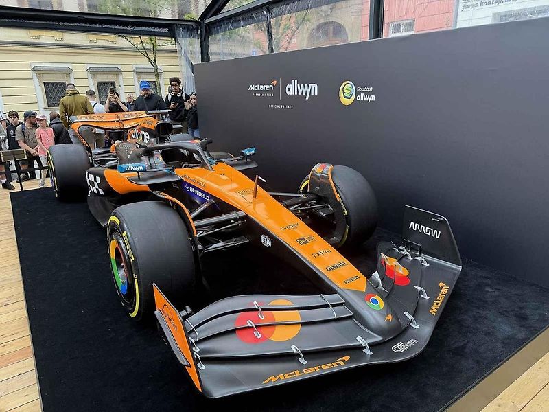 Vůz stáje McLaren obdivují fanoušci Formule 1 na brněnském Zelném trhu od soboty. Podívat se na něj mohou do úterý 27. května.