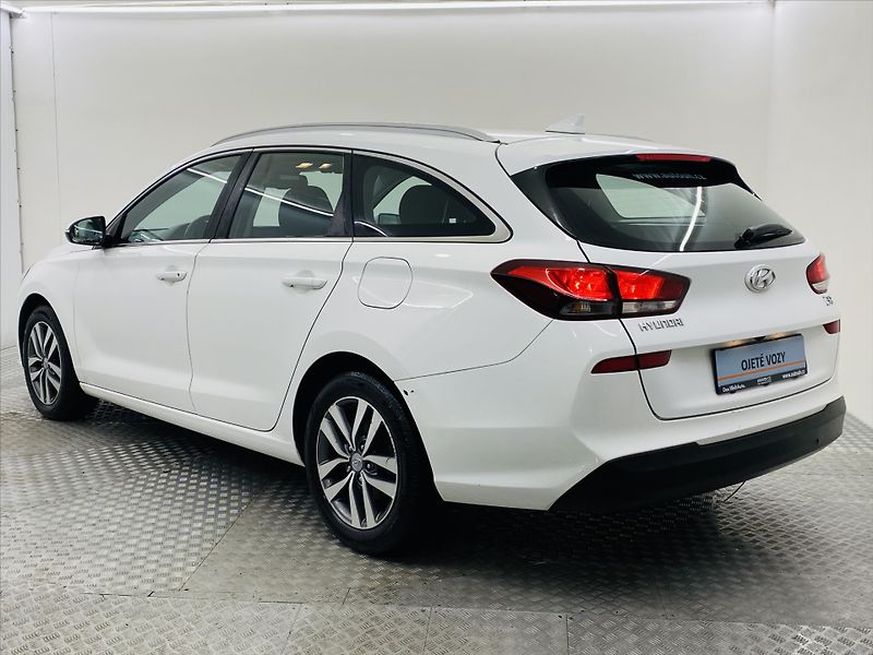 Hyundai i30 1,6 CRDi 81 kW Navi - fotka 22 z 24