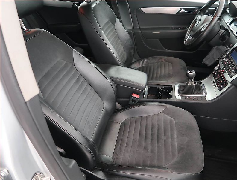 Volkswagen Passat (2011) 2.0 TDI, 4X4, Xenony - fotka 9 z 18
