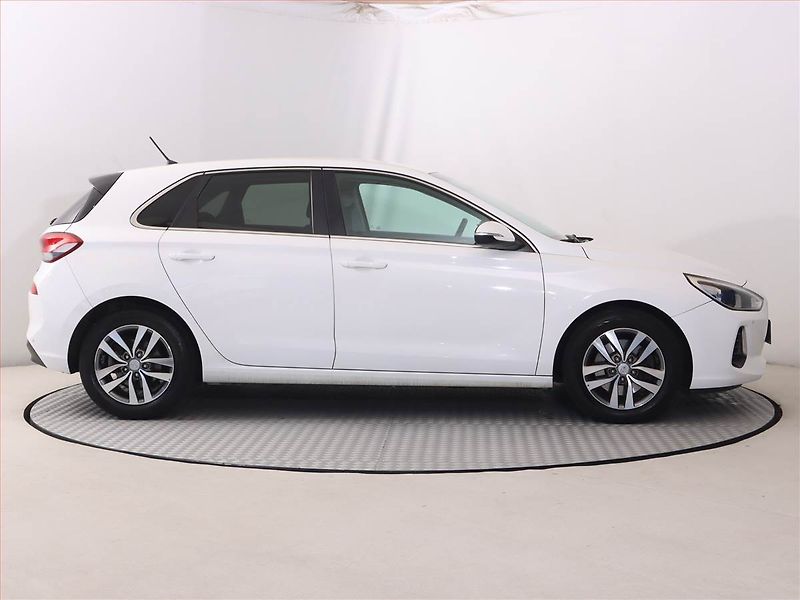 Hyundai i30 (2017) 1.4 CVVT, Serv.kniha, Tempomat - fotka 6 z 19