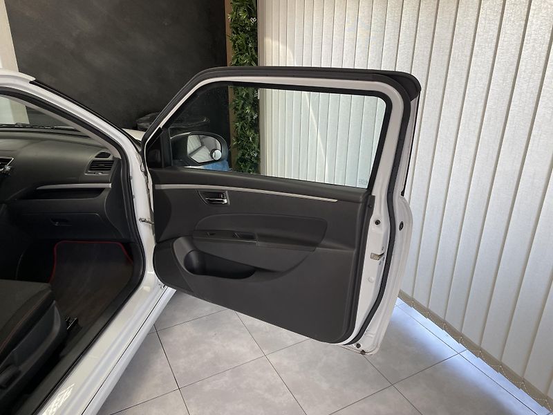 Suzuki Swift 1.6 i 100kW SPORT REZERVACE  - fotka 12 z 21