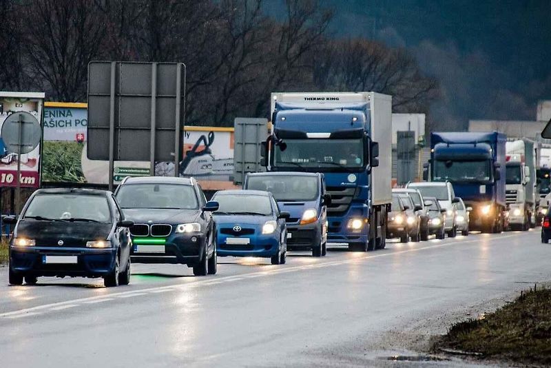 Přední brzdové světlo upozorňuje třeba chodce, že auto brzdí.