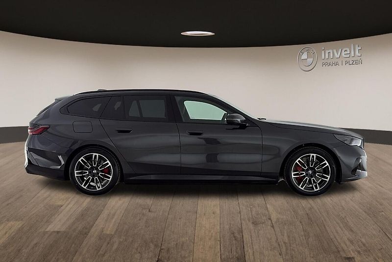 BMW i5 xDrive40 Touring - fotka 2 z 26
