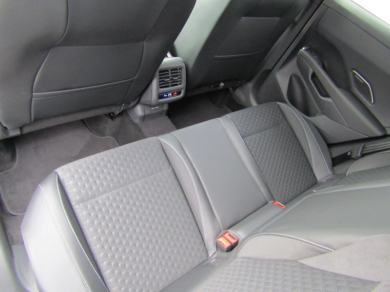 Volkswagen T-Roc R-Line 1,5 eTSI 110 kW 7DSG - fotka 25 z 30