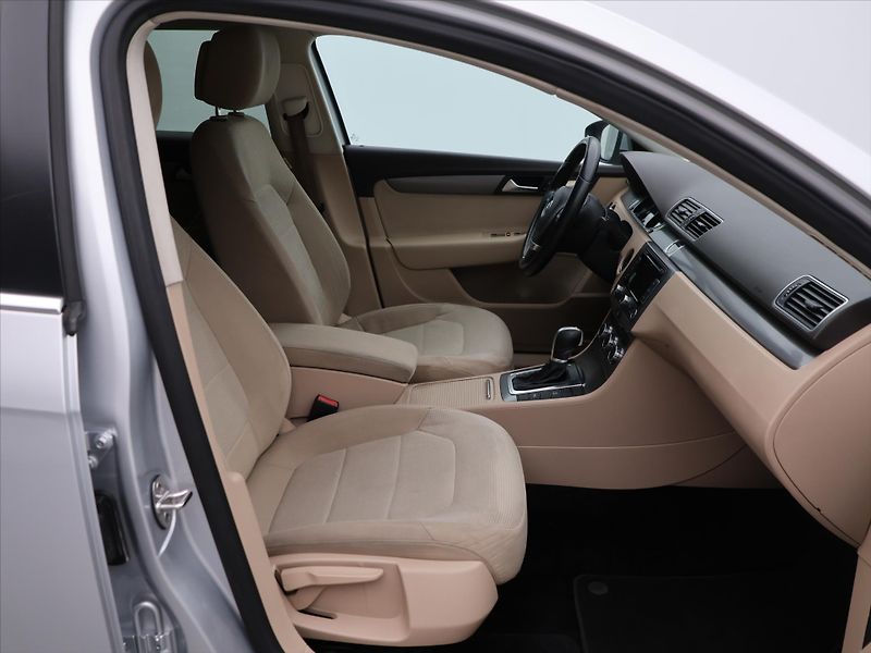 Volkswagen Passat 2,0 TDI 103kW DSG Xenon Navi - fotka 12 z 32