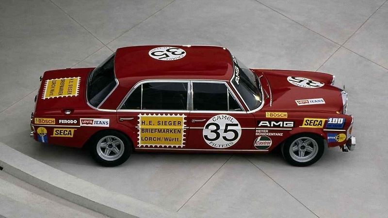 Mercedes-Benz AMG 300 SEL 6.8 „Rudá svině“.