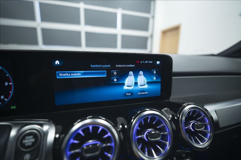 Mercedes-Benz GLB 2,0 200d 4MATIC NAVI KAMERA ČR - fotka 36 z 47