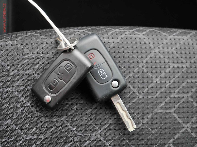Peugeot 3008 (2015) 1.6HDi, AT, TZ, navi - fotka 20 z 22