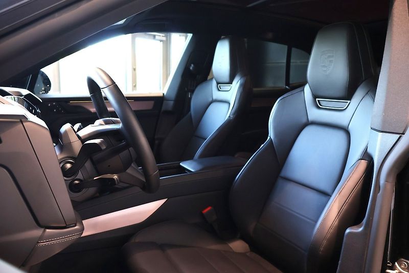 Porsche Cayenne Electric Pano HuD Venti HD-Mat - fotka 11 z 22