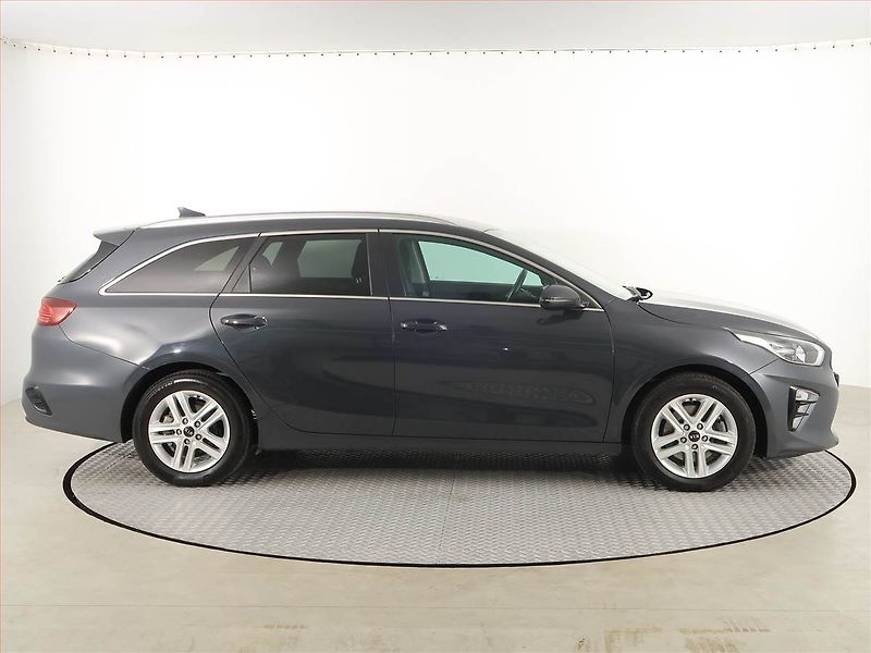 Kia Ceed (2021) Gold 1.6 CRDi MHEV, Serv.kniha - fotka 6 z 17