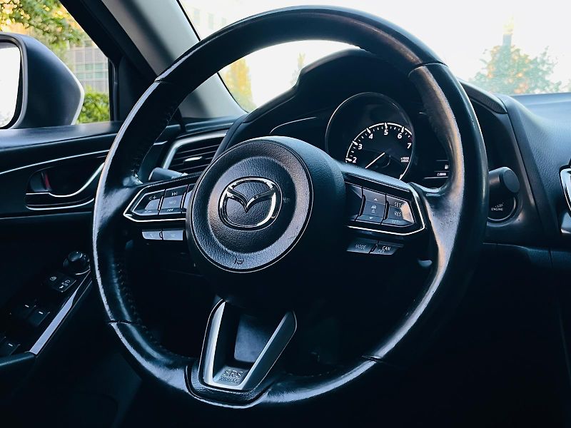 Mazda 3 2.0i AUTOMAT LED KAMERA VÝHŘEV - fotka 24 z 48