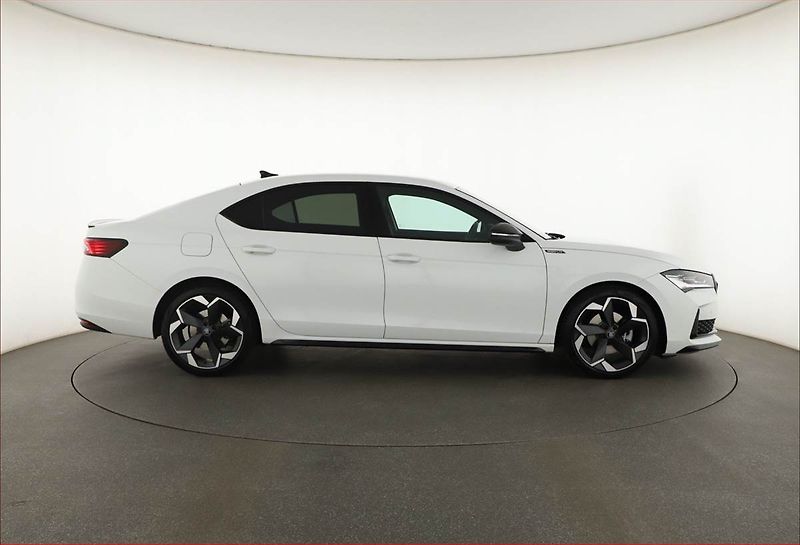 Škoda Superb (2025) 2.0 TDI, SPORTLINE, KAMERA - fotka 6 z 20