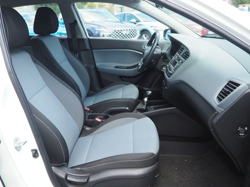 Hyundai i20 (2017) 1.2i Family+ - fotka 17 z 36