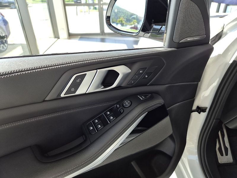 BMW X5 xDrive40i - fotka 15 z 33