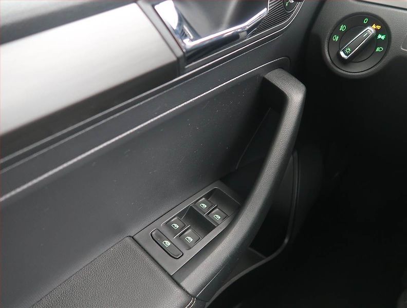 Škoda Rapid (2018) Spaceback 1.0 TSI, Bi-Xenony - fotka 14 z 14
