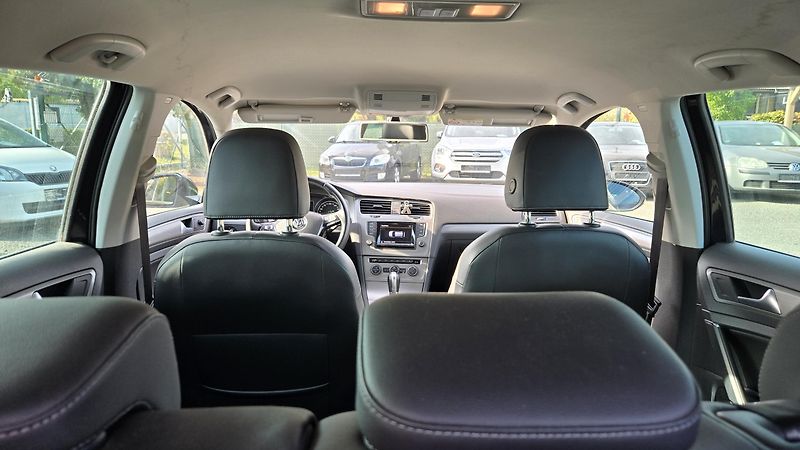 Volkswagen Golf 1.6TDI  DSG COMFORT 77KW - fotka 16 z 44