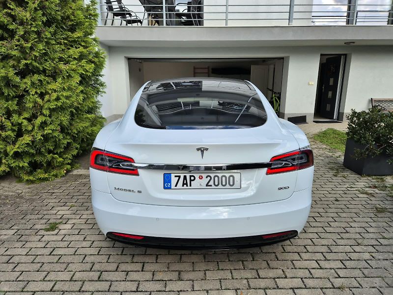 Tesla Model S (2017) 90D AWD Nabíjení zdarma - fotka 13 z 26