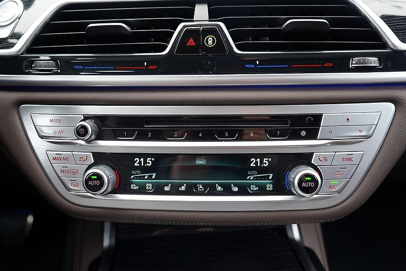 BMW Řada 7 740d xDrive/9AT/Lasery/Mpaket - fotka 39 z 50