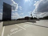 Přes šest set stání mají řidiči od úterý k dispozici v novém parkovacím domě a jeho blízkém okolí mezi brněnskými ulicemi Veveří, Bulínova a Šumavská.