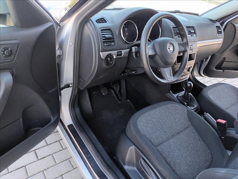 Škoda Yeti 1,2 TSI,77KW,SERVIS,PANO,TAŽNÉ - fotka 15 z 35