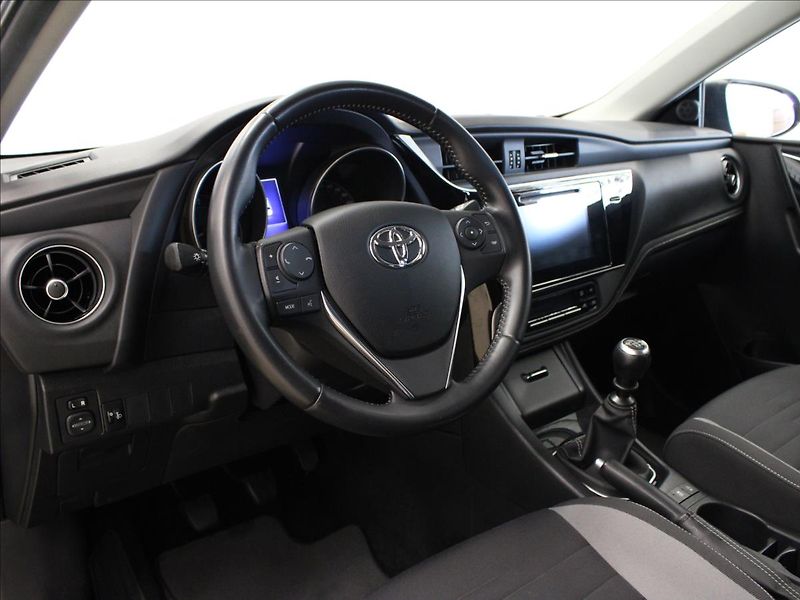 Toyota Auris 1,2 Turbo navi aut. Klima - fotka 10 z 31
