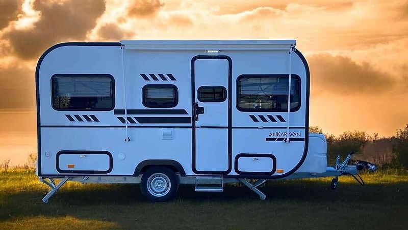 Patrový karavan Skyloft s terasou.
