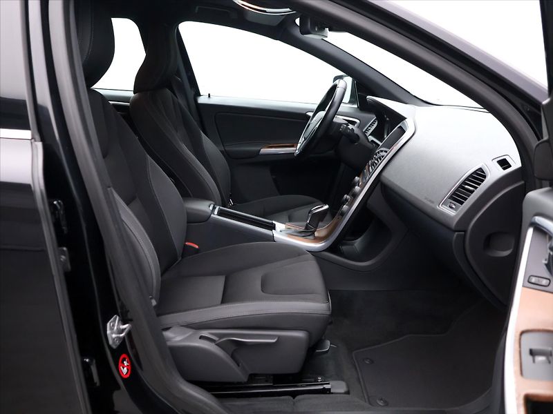 Volvo XC60 2,0 D4 120kW Momentum AUT - fotka 12 z 30