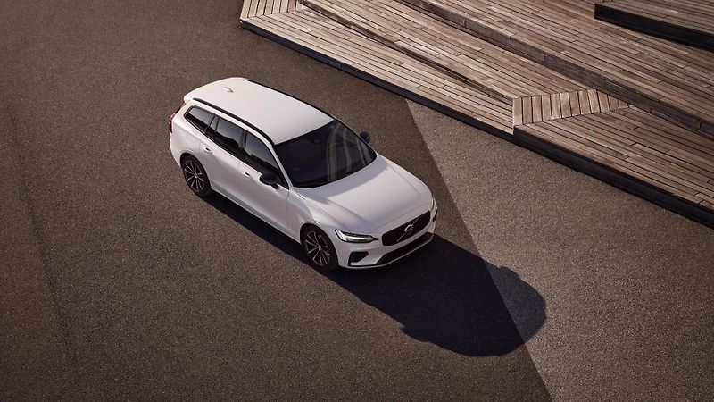 Volvo V60 (2026) T6 AWD Plug-in DARK PLUS - fotka 2 z 11