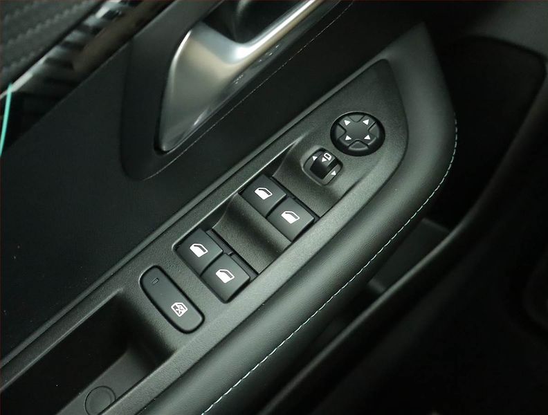 Peugeot 208 (2020) 50 kWh, SoH 95%, Automat - fotka 16 z 18