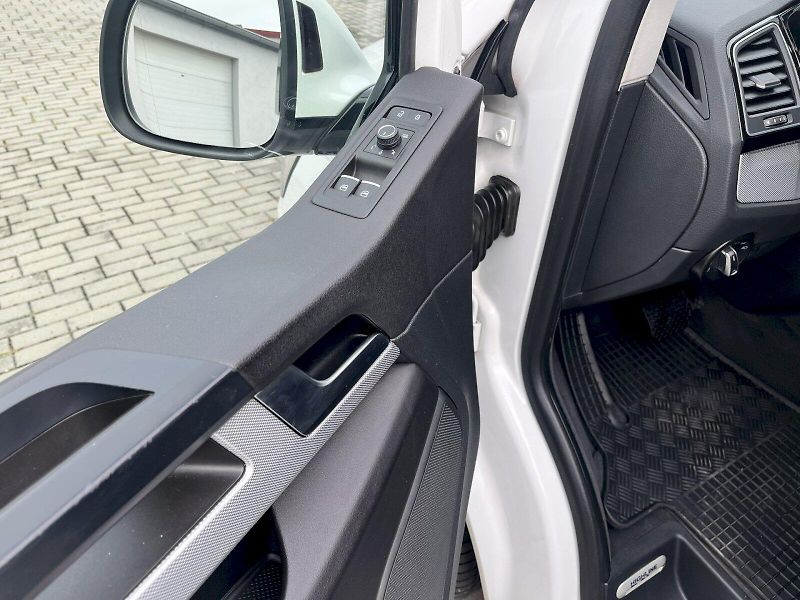 Volkswagen Multivan (2018) 2,0TSi Benzín 150kW Highline 4 - fotka 10 z 24