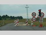 Zákaz předjíždění v místě, kde by na předjíždění pomyslel asi jen málokdo.