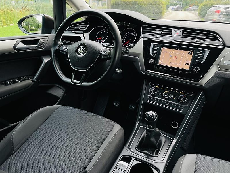 Volkswagen Touran 1.2TSI MANUÁL 7MÍST SERVISKA - fotka 24 z 42